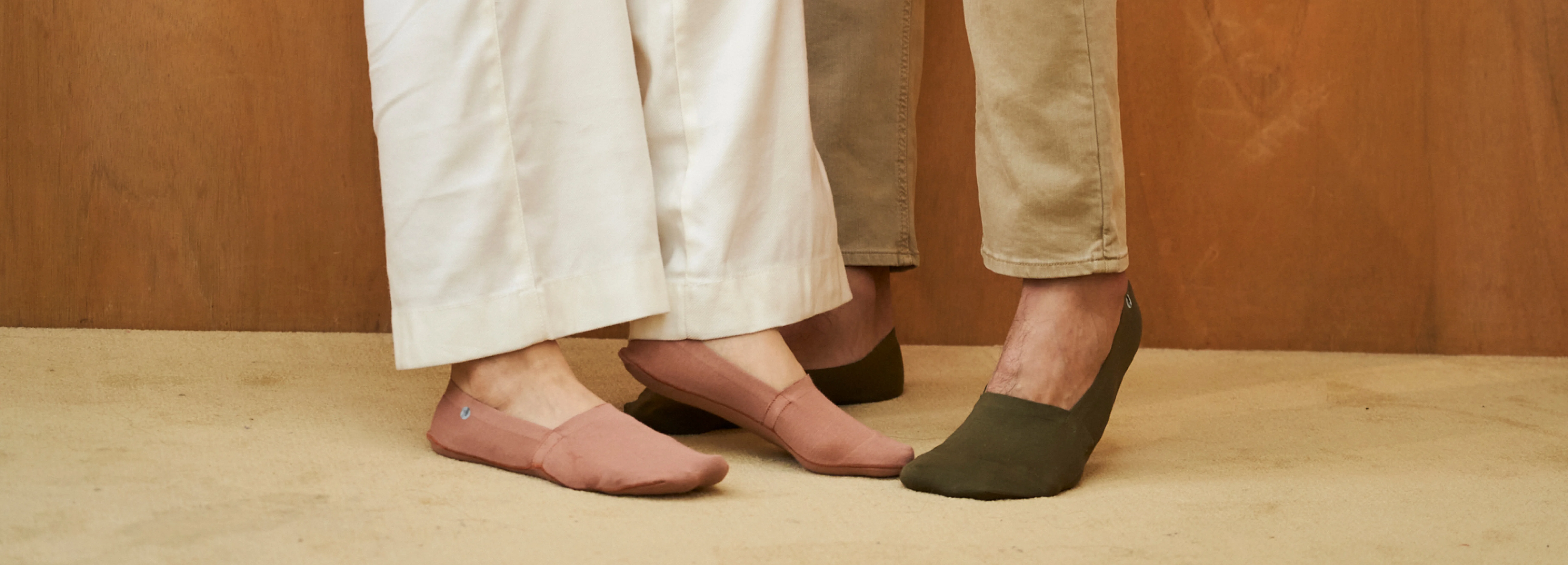 The Organic Cotton No Show Socks in Caramel Mocha and Olive Green on foot